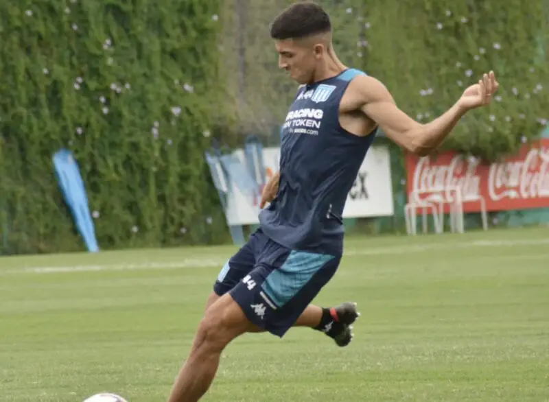 Cuello se entrena con el plantel profesional de Racing.