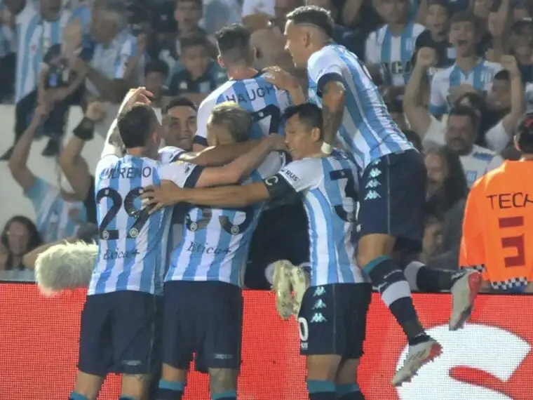 Hauche, gol en Racing y festejo con sus compañeros