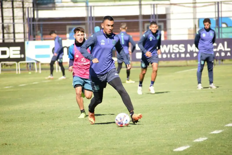 Racing Sarmiento formaciones árbitro