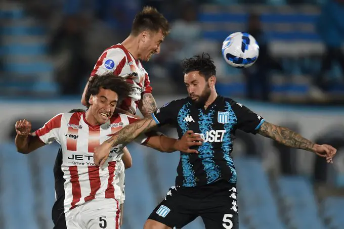 Mena no pudo completar el partido de Racing. 