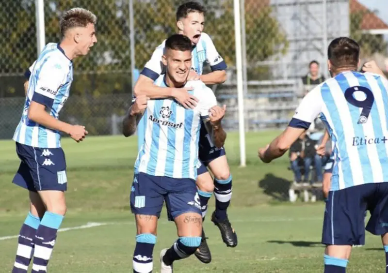 Racing busca un defensor en el mercado de pases y Segovia se va