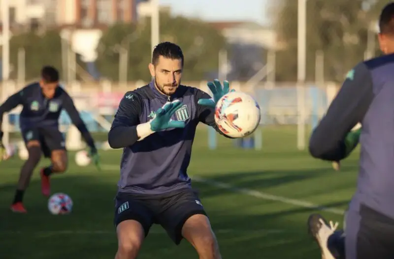 Arias, campeón que pertenece en Racing mientras Nery Domínguez se va de Racing