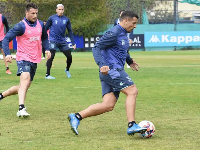 Vecchio convocado en Racing para enfrentar a Vélez