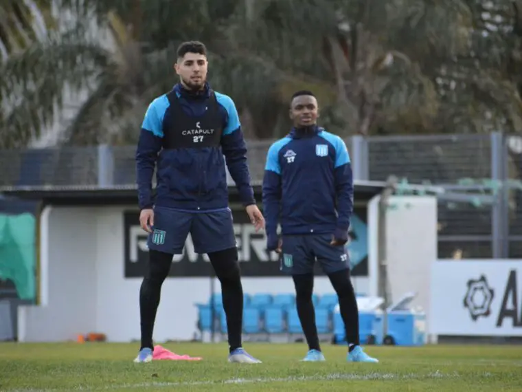 Maxi Romero tuvo su debut en Racing con la 15 en la espalda