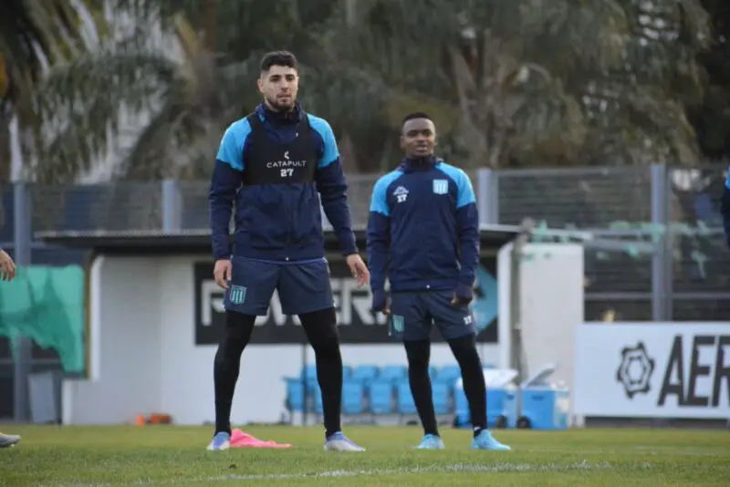 Maxi Romero tuvo su debut en Racing con la 15 en la espalda