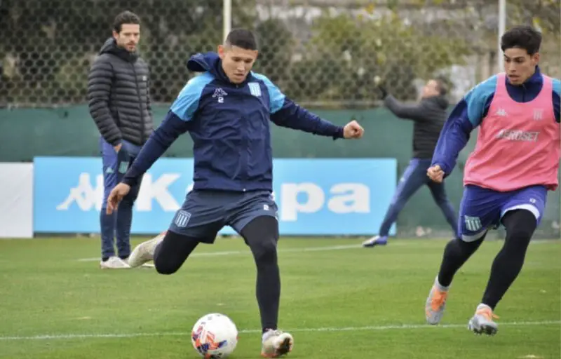 Cáceres de Racing a Lanús.