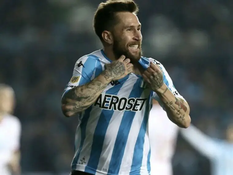 Tres jugadores formados como enganches en el gol de Racing