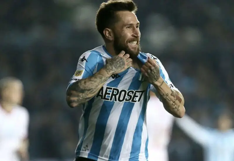 Tres jugadores formados como enganches en el gol de Racing