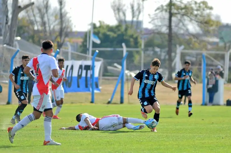 Racing contra River en Juveniles