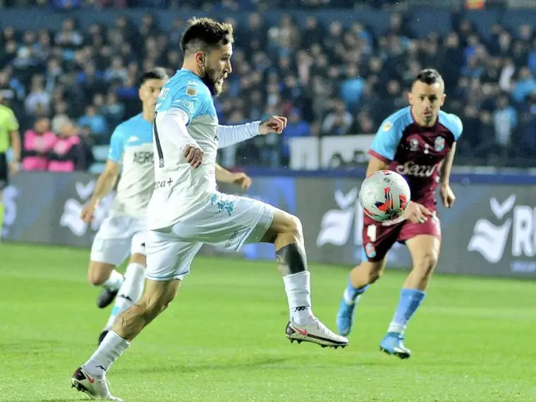 Jonatan Gómez lucha por meterse como titular en Racing - Estudiantes