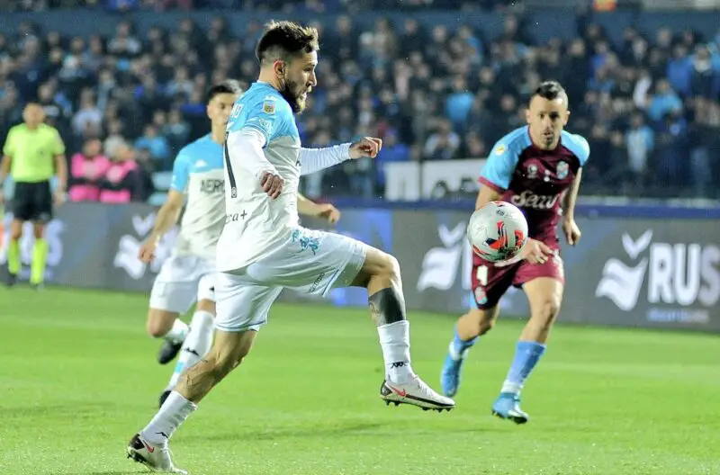 Jonatan Gómez lucha por meterse como titular en Racing - Estudiantes