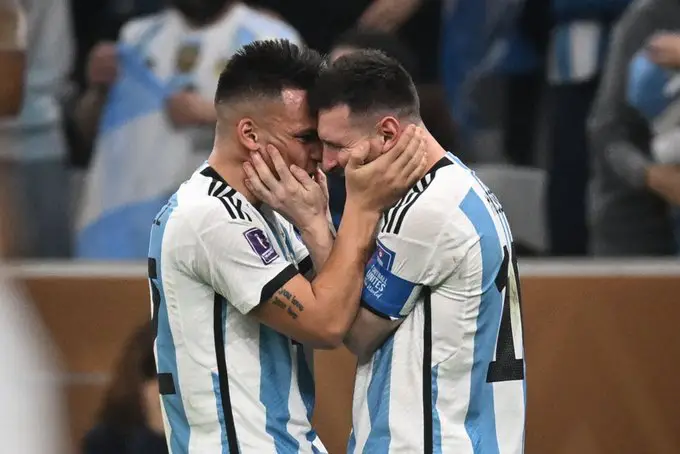 Lautaro Martínez y Messi