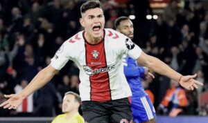 Newcastle quiere a Charly Alcaraz y Racing espera millones