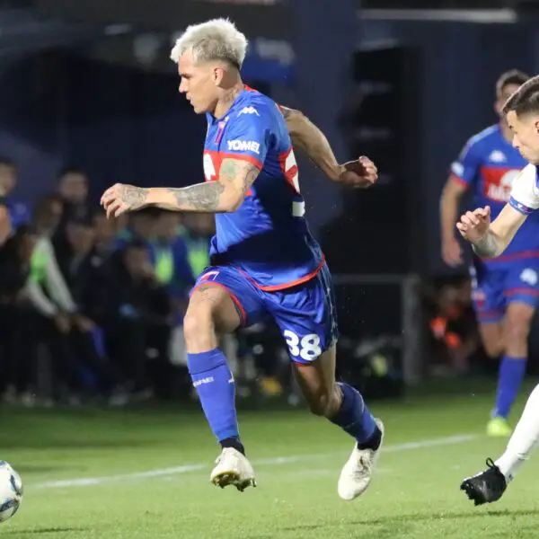 Reniero, prestado desde Racing, tuvo un buen debut en Tigre