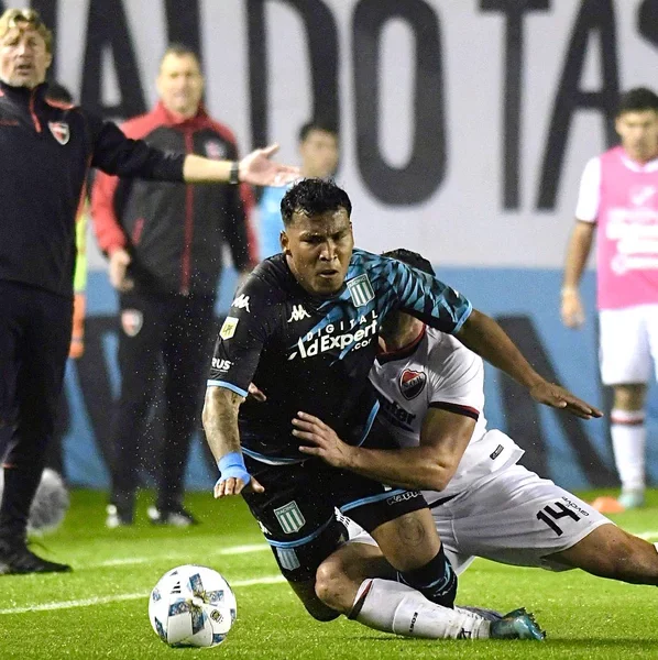 A Roger Martínez en Racing le fató gol, pero no nivel