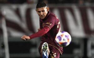 Lanús tomó una decisión con Juan Cáceres