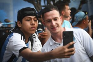 Racing ya está en Salta y tuvo un gran recibimiento