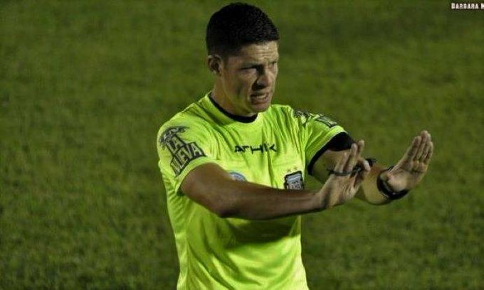 El árbitro de Independiente con Racing en medio de enojo y polémica