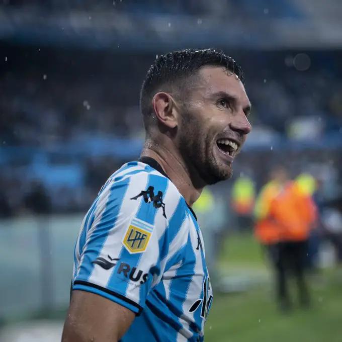 Racing Maravilla Martínez triplete