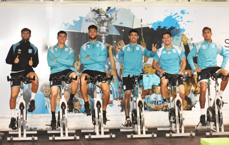 Costas y el plantel de Racing