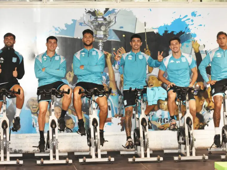 Costas y el plantel de Racing