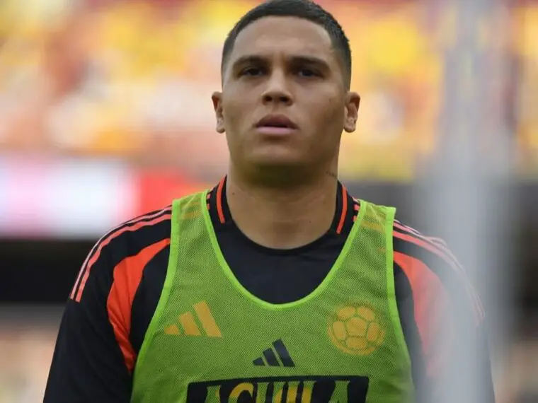 Juanfer en Racing mientras juega Copa América para Colombia