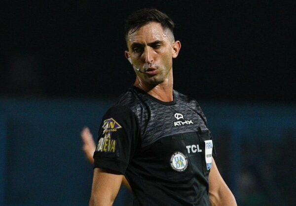 árbitro de Racing con Sarmiento