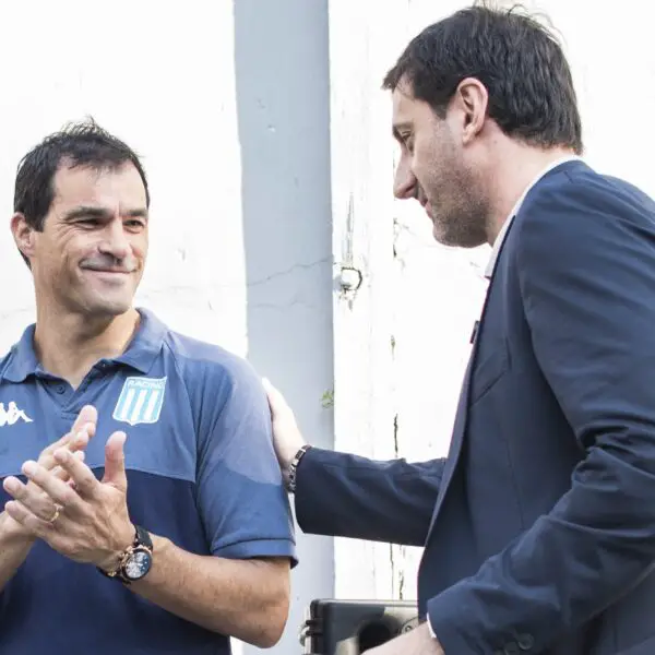 Milito le respondió a Costas en Racing