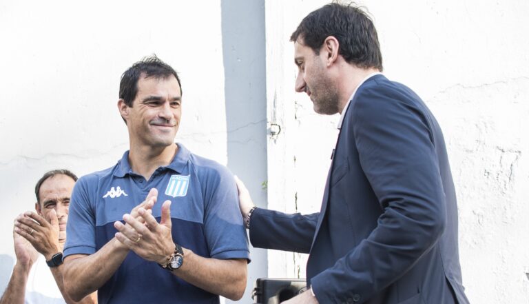 Milito le respondió a Costas en Racing