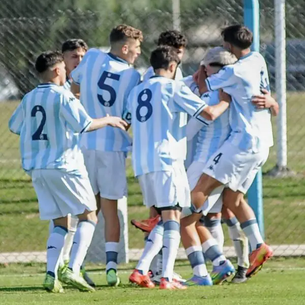 La Séptima de Racing perdió pero sigue en lo más alto