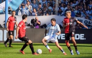 Racing le ganó con 10 a Newell's y por ahora es tercero