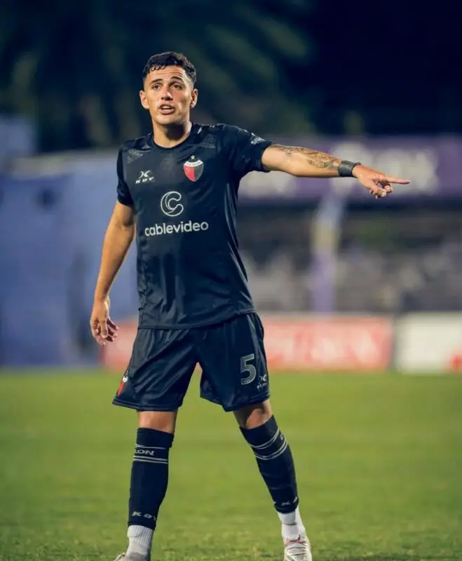 Forneris, volante de Colón seguido por Racing