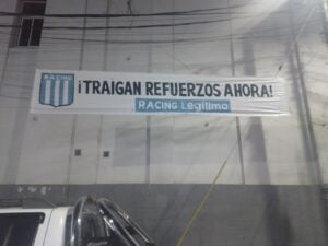 Aparecieron pasacalles en Racing con exigencias a Milito