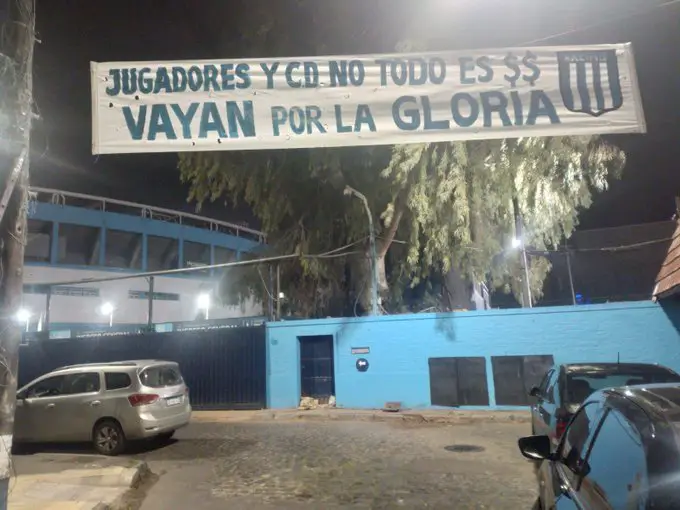 El pasacalles en Racing par Salas y más