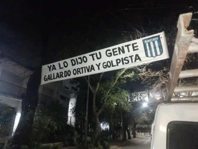 Pasacalles en Racing para River por Salas y Gallardo