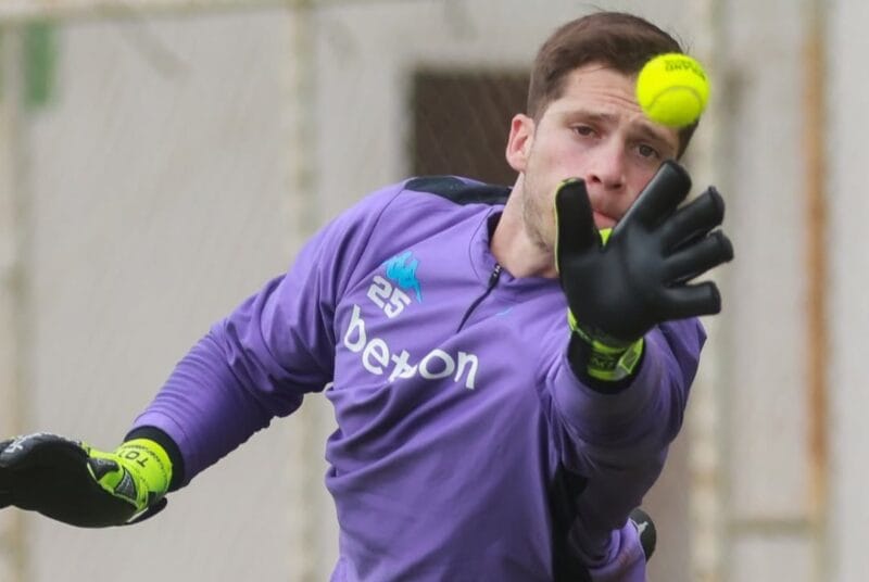 Arias en Racing con Banfield de titular