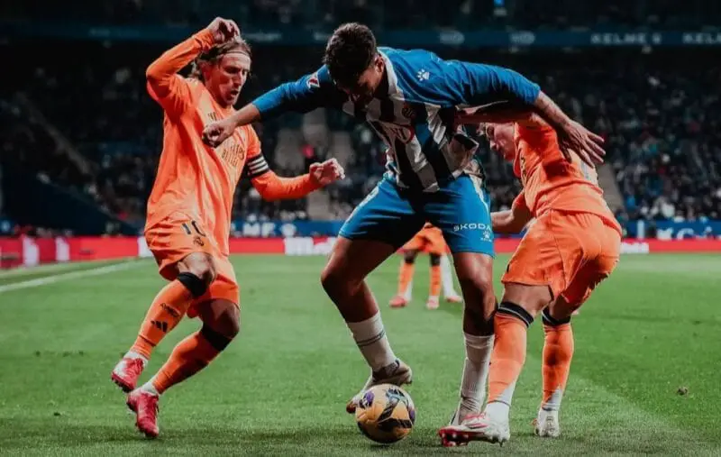Racing oferta por Véliz a Tottenham.