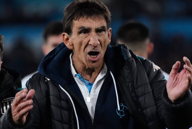 Costas atento al árbitro de Racing con Vélez