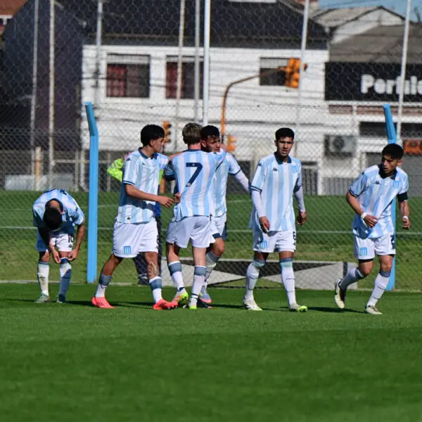 Racing arrasó en una jornada casi perfecta ante Sarmiento