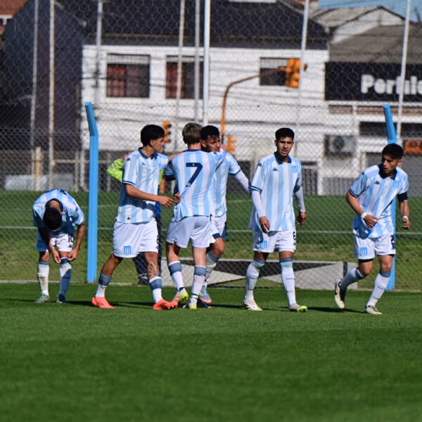 Racing arrasó en una jornada casi perfecta ante Sarmiento