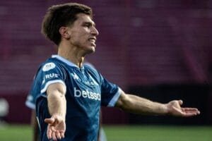 Mura la rompió en Racing con Riestra y habló de su contrato