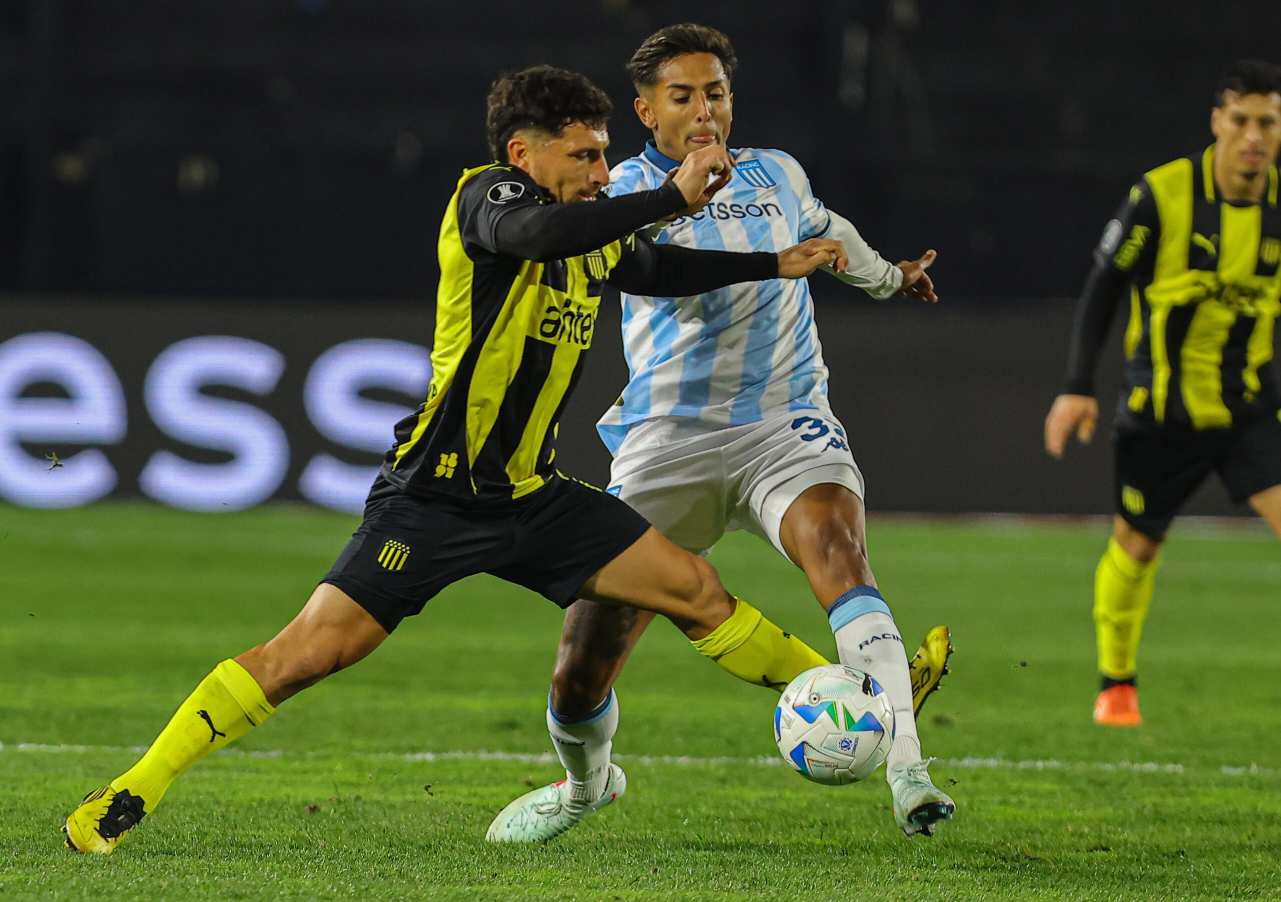 Peñarol vence a Racing por 1-0 en la ida de octavos de la Copa Libertadores 2025