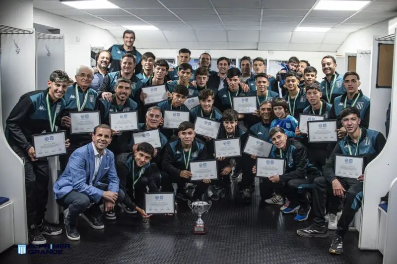 Milito les entregó un diploma a cada uno de los chicos de Racing, luego del Mundial sub-18