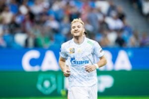 Racing hizo una consulta por Luciano Gondou