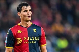 Carboni juega en Genoa: Racing lo busca como refuerzo