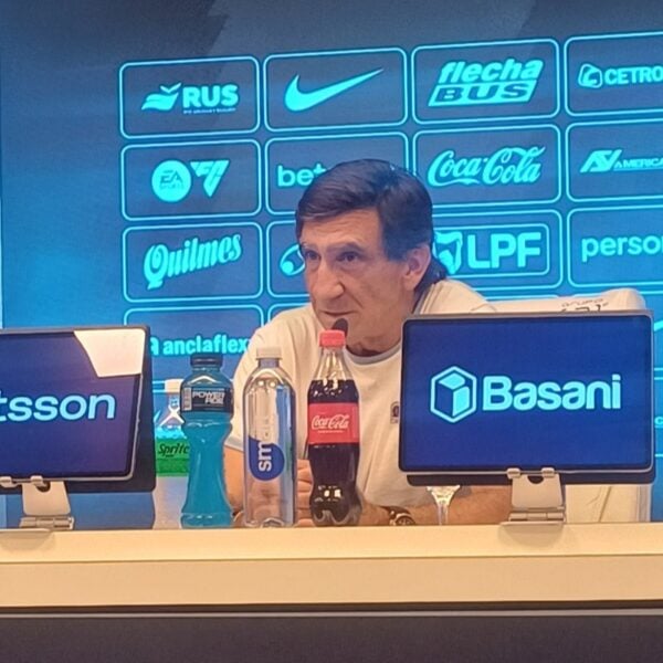 El alivio de Costas en Racing: "El ambiente estaba por explotar"