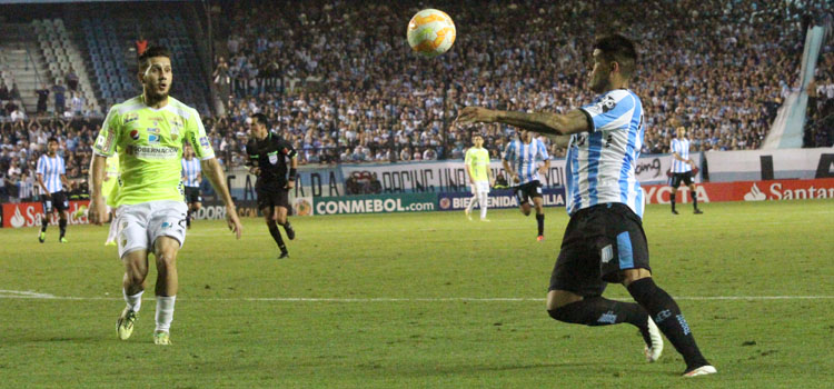 Racing le ganó a Táchira.