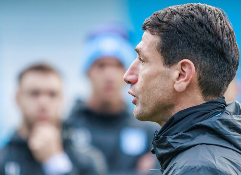 Chirola en Racing mientras negocian con Hernán Crespo